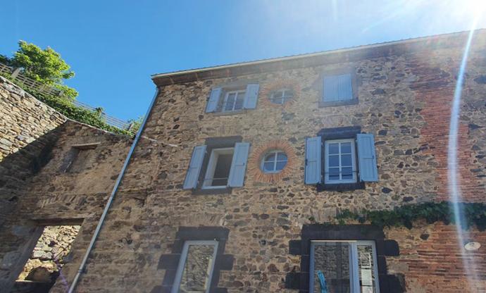Façade en pierre de la Maison Chaumet, maison partagée pour seniors située à Saint-Privat-du-Dragon en Haute-Loire.