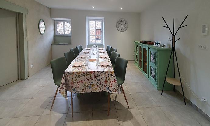 Salle à manger conviviale de la Maison Chaumet, espace de partage et de repas commun pour les colocataires seniors.