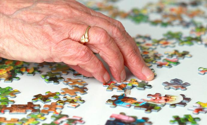 Activité de puzzle réalisée par un colocataire de la Maison Chaumet, favorisant le lien social et la stimulation cognitive.