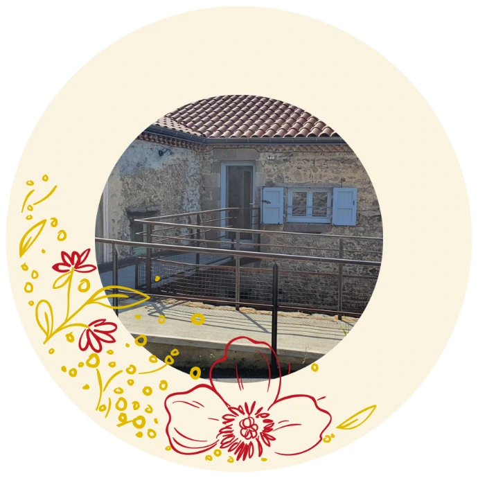 Accès sécurisé et accessible aux personnes à mobilité réduite à la Maison Chaumet, maison partagée pour seniors en Haute-Loire.