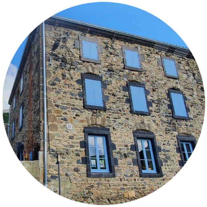 Vue extérieure de la Maison Chaumet, lieu de vie partagé offrant un cadre chaleureux et sécurisé aux seniors.