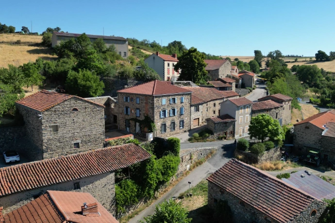 Vue aérienne du village de Saint-Privat du Dragon et de la campagne environnante, prise par drone.