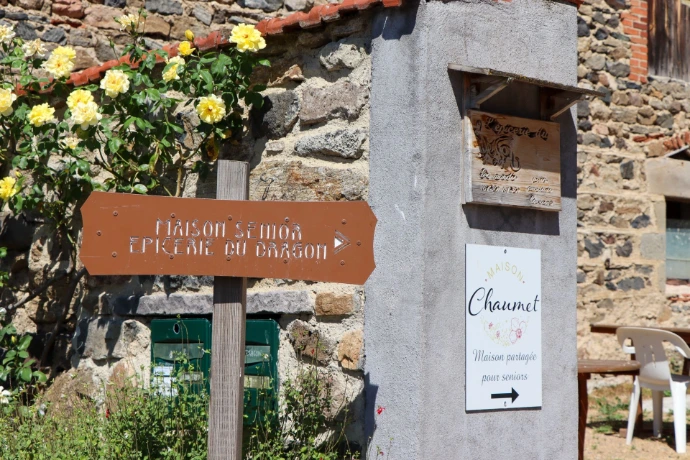 Panneau indiquant la Maison Chaumet et son entrée, au cœur du village de Saint-Privat du Dragon.